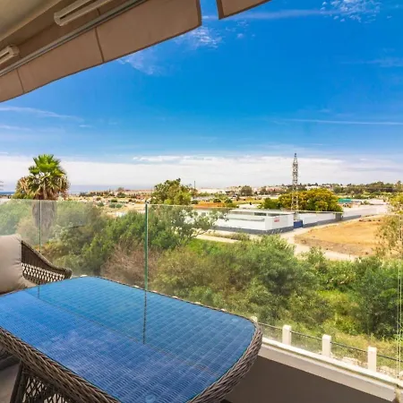 Apartment With Rooftop Pool