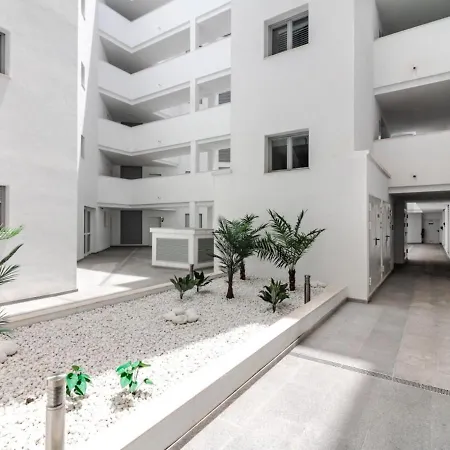 Apartment With Rooftop Pool